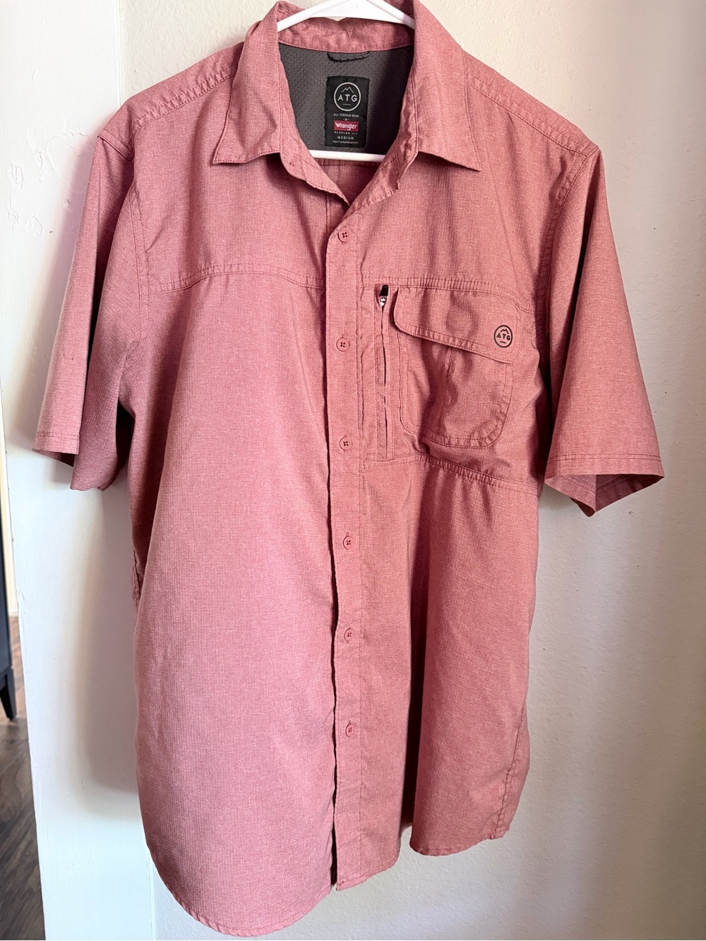 Wrangler ATG Salmon short-sleeve  button-up shirt men medium